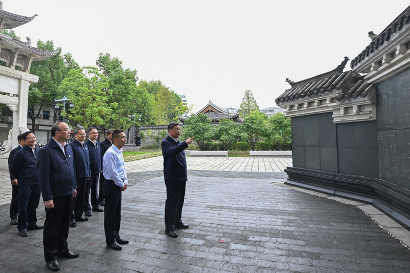 10月17日至18日，中共中央總書記、國家主席、中央軍委主席習(xí)近平在安徽考察。這是17日下午，習(xí)近平在安慶桐城市六尺巷考察。