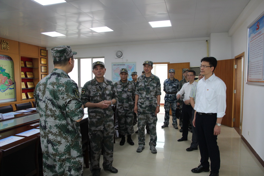 2018年05月08日，省軍區(qū)副政委梁躍嘉少將到長沙街道調研武裝工作.jpg